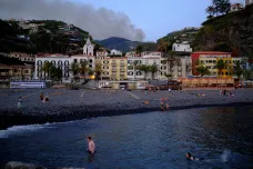 Požár na Madeiře zřejmě sežehl už desetinu ostrova. Turisté se schovávali v jeskyni
