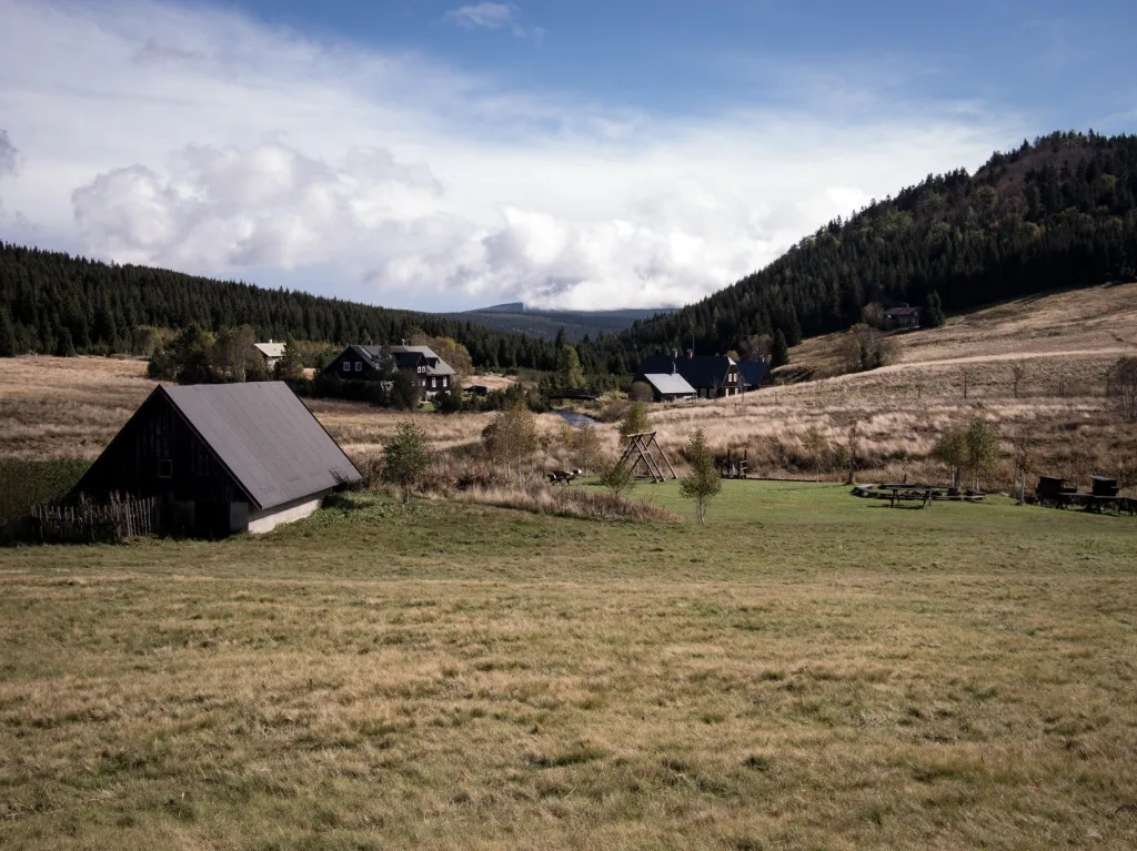 „Exkluzivita Jizerky je ale právě z podstatné části postavena na přírodních a krajinných hodnotách a ty je naším úkolem minimálně zachovat. Jsme rádi že v současné době se komunikace a spolupráce s obcí Kořenov, místním hospodářem i dalšími daří a je rozhodně na co navazovat,“ dodal David Korytář