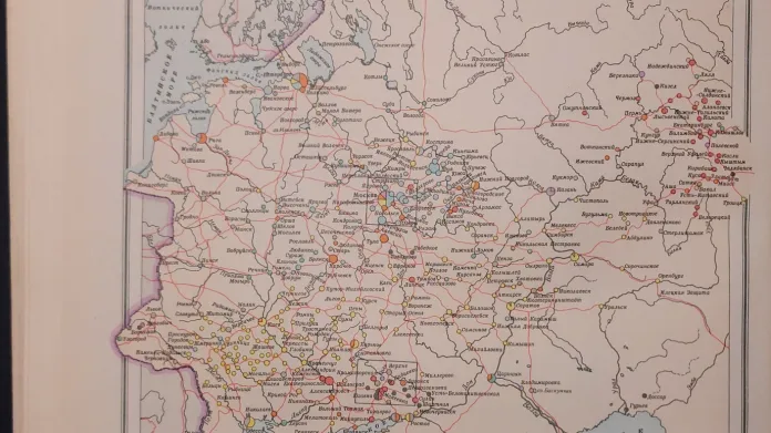 Mapa průmyslu v roce 1913 ze sovětského atlasu z roku 1955. Ve výřezech moskevská průmyslová oblast a Doněcká pánev (pro plné zobrazení rozklikněte)