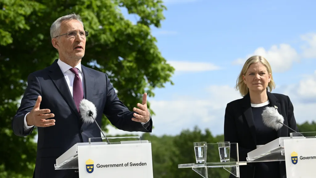 Generální tajemník NATO Jens Stoltenberg a švédská premiérka Magdalena Anderssonová