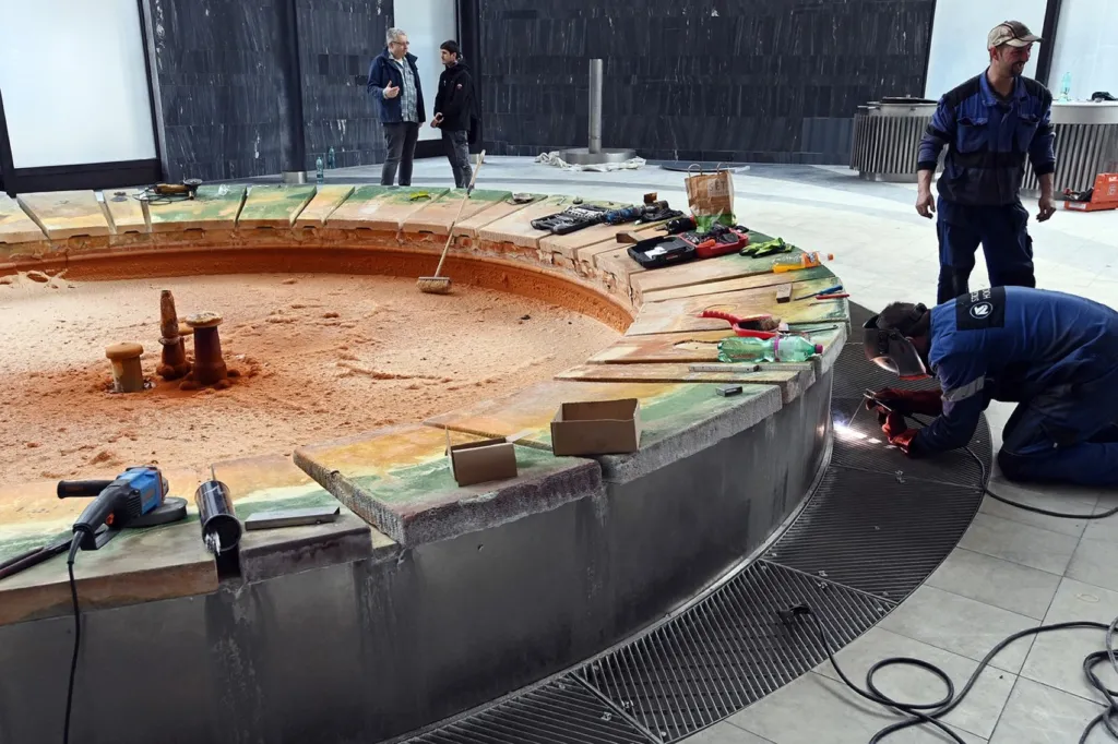 Vřídelní fontána běžně vystřikuje do výšky až dvanácti metrů