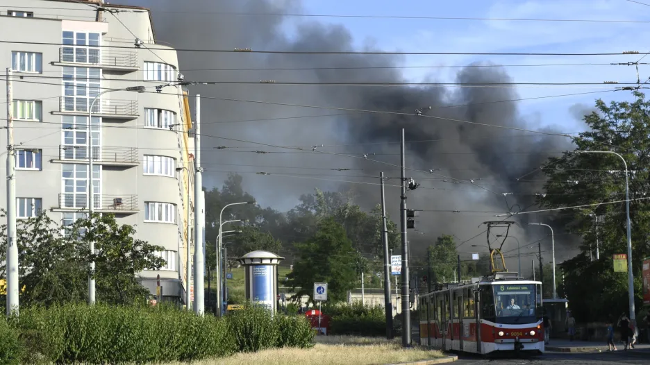 V pražské Libni hoří střecha skladu pneumatik