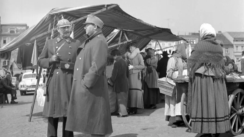 Rudolf Hrušínský (druhý zleva) při natáčení filmu Poslušně hlásím (1957) v Českých Budějovicích