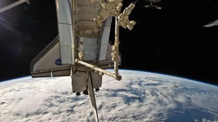 Raketoplán Discovery u ISS