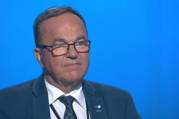 Vláda ignoruje sociální dialog a spoléhá na hlasy ve sněmovně, kritizuje odborář Samek