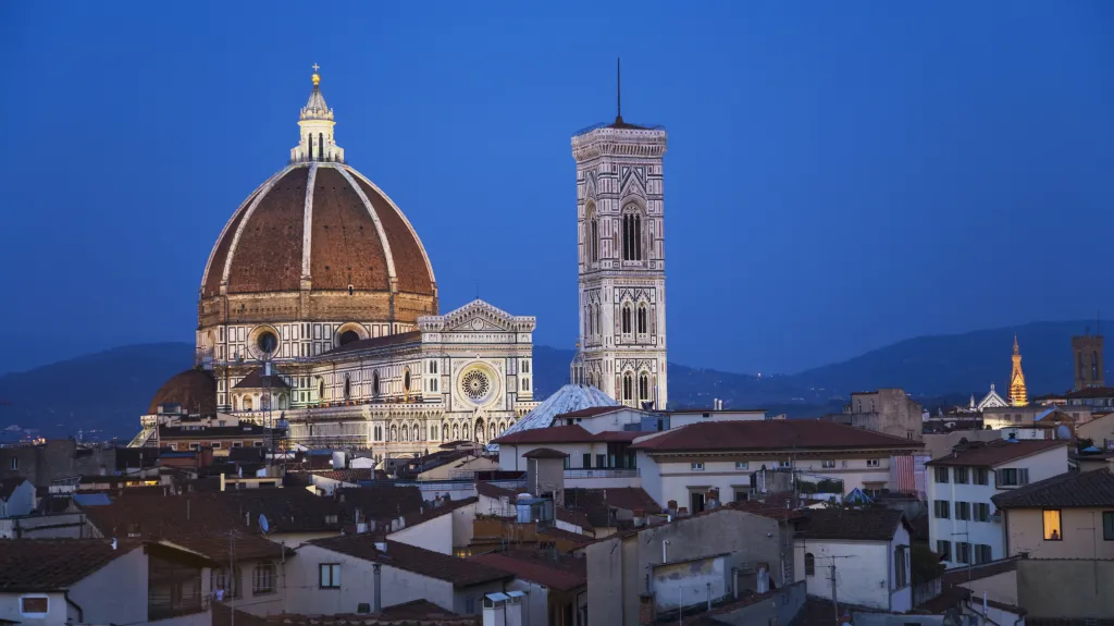 Santa Marie del Fiore se vypíná nad Florencií