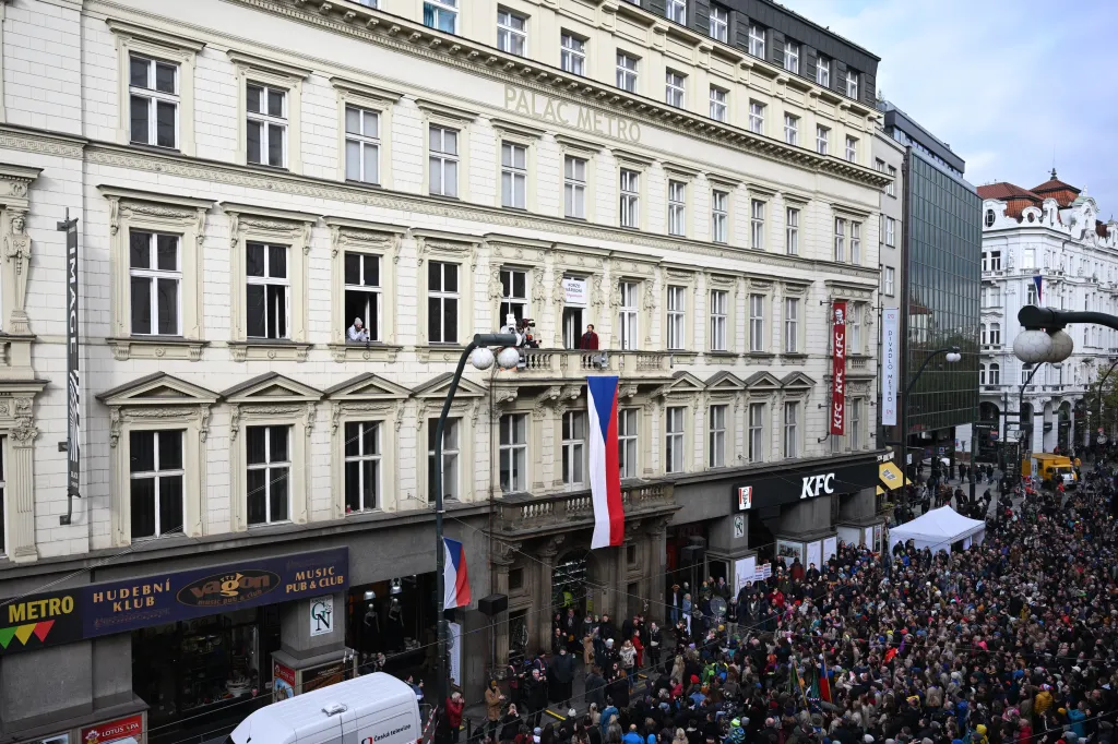 Zpěvačka Annamária d’Almeida zpívá státní hymnu na Národní třídě při příležitosti oslav Dne boje za svobodu a demokracii a Mezinárodního dne studentstva