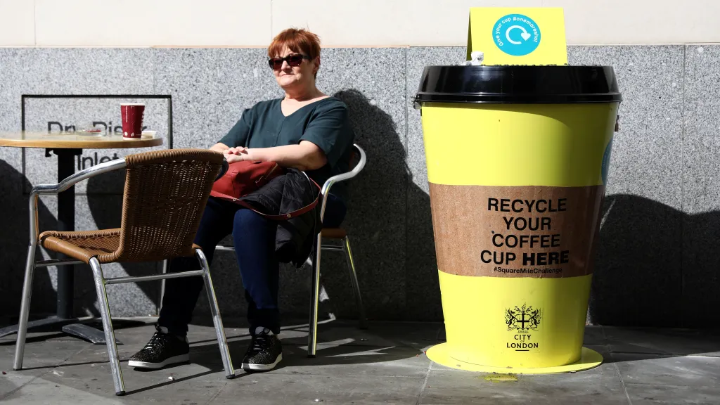 Žlutá recyklační nádoba na kelímky od kávy v Londýně