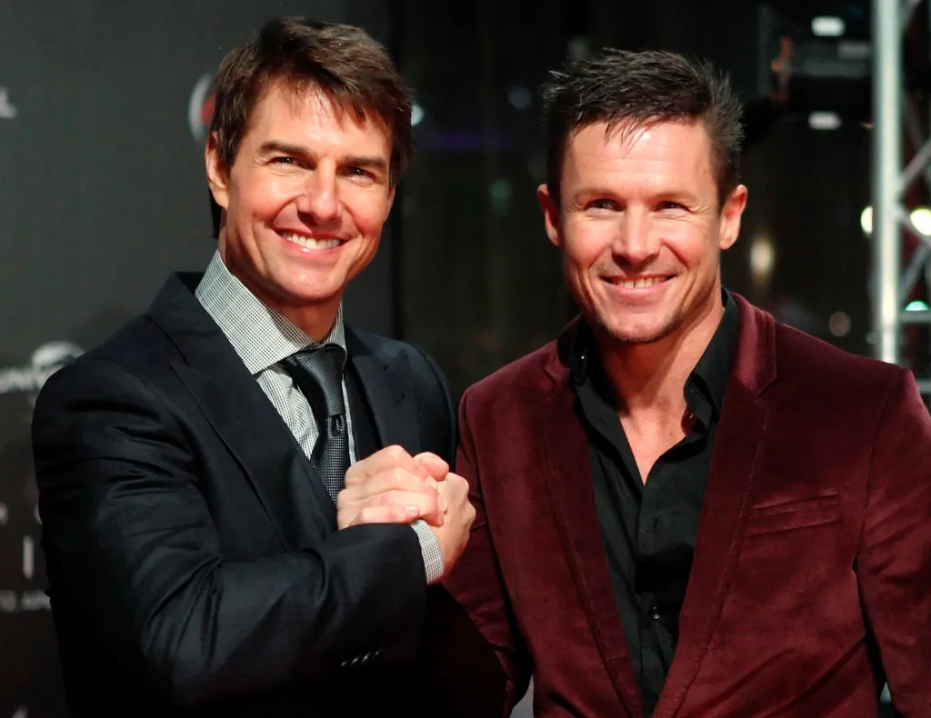 Americký herec Tom Cruise s rakouským parašutistou Baumgartnerem pózuje během německé premiéry Cruisova filmu Oblivion ve Vídni 2. dubna 2013