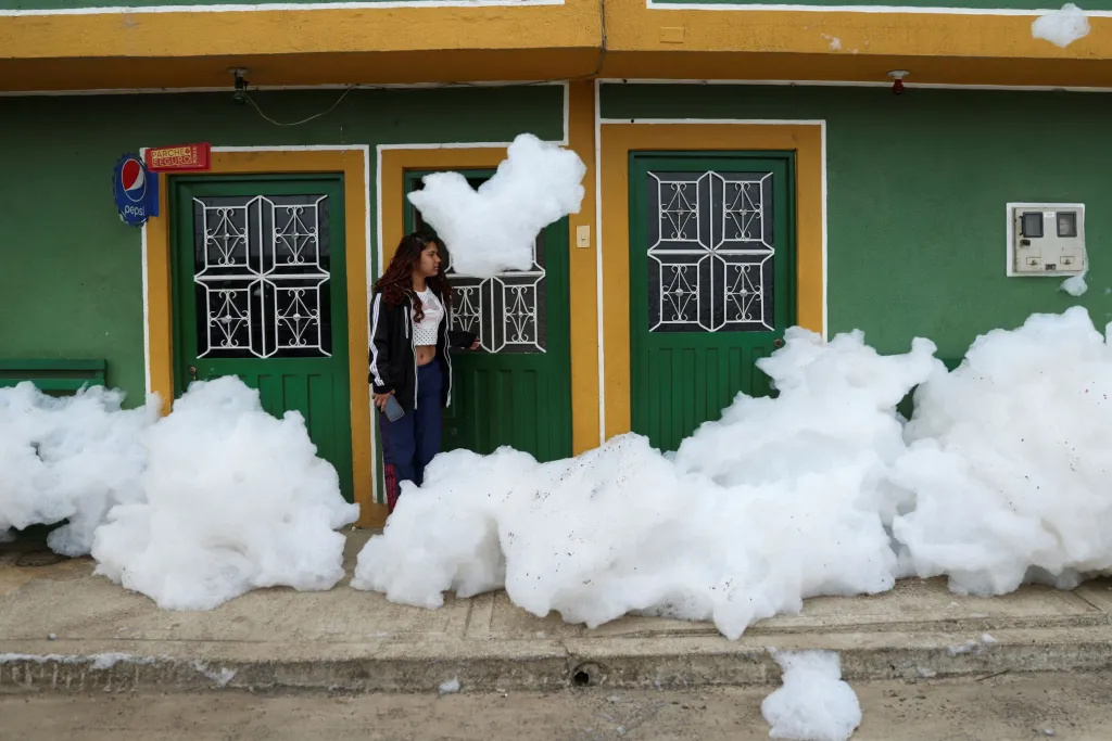 Kolumbijské město zalila bílá pěna z extrémně znečištěné řeky