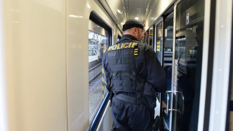 Policie hledá na pražském hlavním nádraží uprchlíky