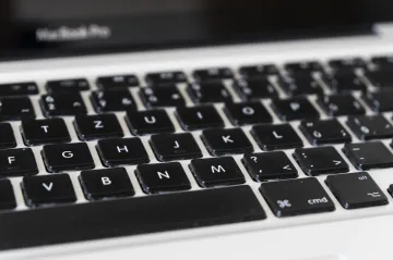 Muž na internetu nabízel mobily a herní konzole, policie ho obvinila z rozsáhlých podvodů