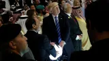 Prezident USA Donald Trump s arabskými lídry u zářivé koule v centru boje proti extremismu v Rijádu v roce 2017