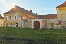 Zdevastovaný zámek nedaleko Domažlic pomalu prochází rekonstrukcí