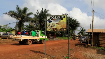 Náklaďák veze dělníky do nelegální těžební oblasti, kterých je v Ghaně kolem tisíce. Zpravidla se doluje v zaniklých oficiálních dolech, v jejich blízkosti nebo v okolí řek