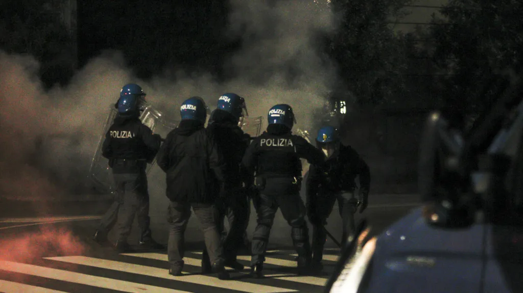 Italská policie zasahuje při protestech v Římě