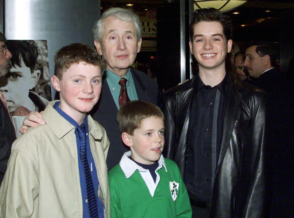 „Když se ohlédnu za svým dětstvím, divím se, jak se mi vůbec podařilo přežít,“ začíná své paměti Frank McCourt. V šestašedesáti letech se v prvotině Andělin popel ohlédl za bídným životem v Irsku, kam se jeho rodiče vrátili ze Spojených států v době hospodářské krize. Popisuje chudobu, alkoholismus i umírání svých sourozenců na tyfus. Andělin popel vyšel v milionových nákladech a dočkal se filmové adaptace v režii Alana Parkera. Frank McCourt (na snímku s dětskými herci) na premiéře nechyběl