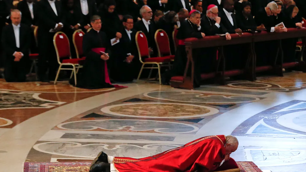 Papež se modlí během Velkého pátku ve Vatikánu