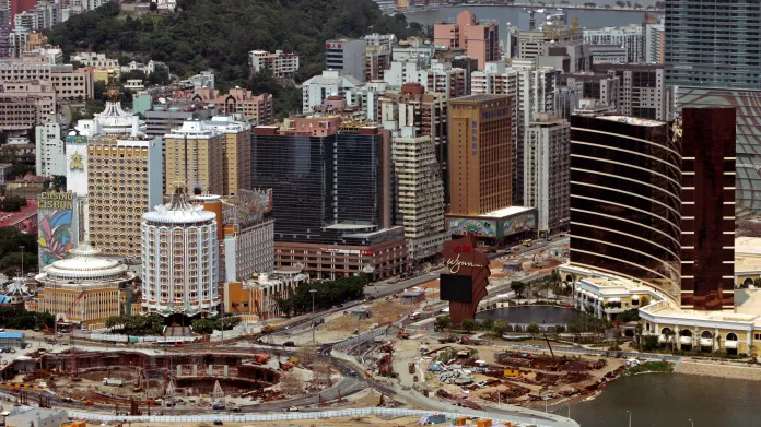 Výhled na Macao a Hotel Lisabon Stanleyho Ho (bílá věž vlevo dole) z roku 2006