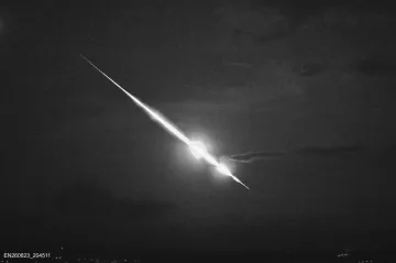 Ze superbolidu, který byl vidět i z Česka, asi žádné meteority na zem nespadly