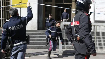 Policie u budovy soudu v Miláně