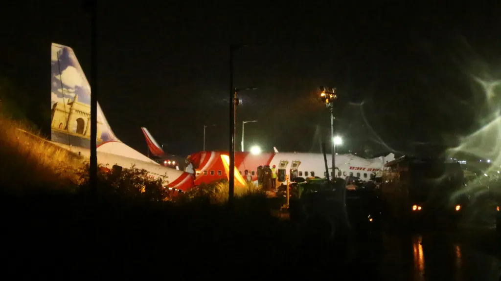 Letadlo společnosti Air India po nehodě na letišti Kalikut