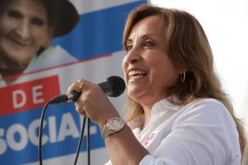 Rolexgate hýbe Peru. Rezidenci prezidentky otevřeli policisté beranidlem