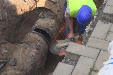 Ztrát ve vodovodní síti ubývá, ale opravy potrubí dál zvedají ceny vody