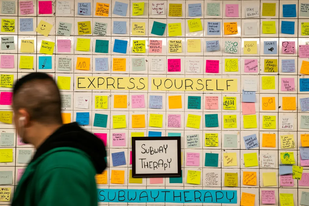Vzkazy na poznámkových lístcích přilepených na obklady v metru na neworské stanici Union Square.