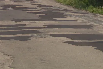 Třetina silnic na jihu Moravy připomíná tankodrom. Zlepšit to mají i mikrokoberce