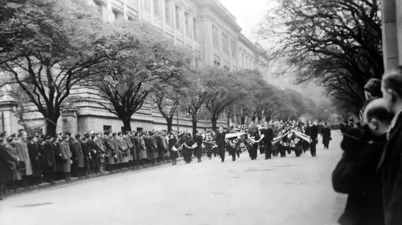 Čelo pohřebního průvodu s rakví Jana Opletala na Albertově 15. 11.1939