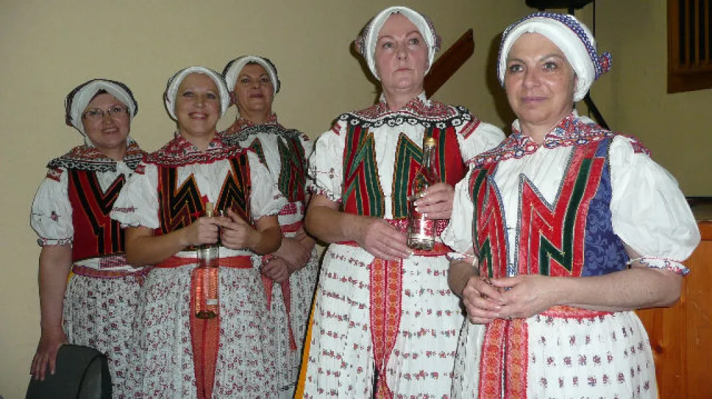 Děvčata ze starší skupiny souboru Velička se budou určitě usmívat i na půdě hostitele v Ostrožské Lhotě