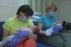 Novorozenci z reprodukční kliniky v Kyjevě stále čekají na své biologické rodiče ze zahraničí