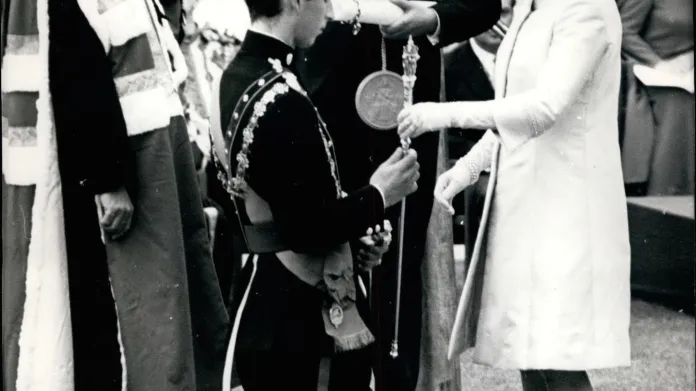 V roce 1969 je Charles korunován princem z Walesu