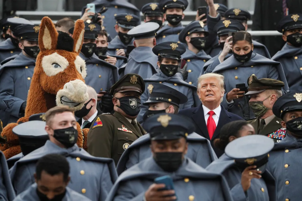 Americký prezident Donald Trump se zařadil mezi vojenské kadety během  každoročního vysokoškolského fotbalového zápasu mezi americkou armádou a námořnictvem na stadionu ve West Pointu ve státě New York. Oslík po jeho pravici je maskotem jednoho z týmů