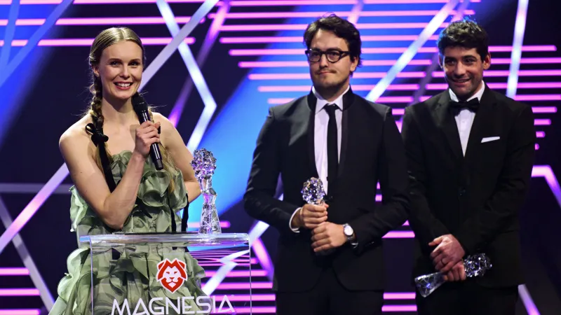 Cenu za nejlepší krátký film převzali (zleva) režisérka Greta Stocklassa a producenti Jakub Vacík a Marek Dusil za film Bzukot Země