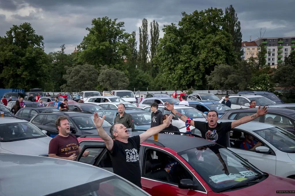 Snímek ze série diváci sledují fotbal v autokině po obnovení nejvyšší fotbalové soutěže nominovaný v kategorii Sport, Gabriel Kuchta (Deník N). Fanoušci sledují zápas FC Viktoria Plzeň proti AC Sparta Praha v autokině v Plzni, 27. května 2020