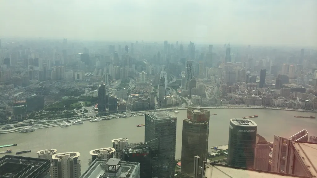 Šanghaj bývá často zahalena smogem