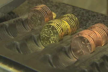 Levnější euro ocení cestovatelé i některé obchody. Exportéři a lidé pracující v zahraničí ovšem tratí