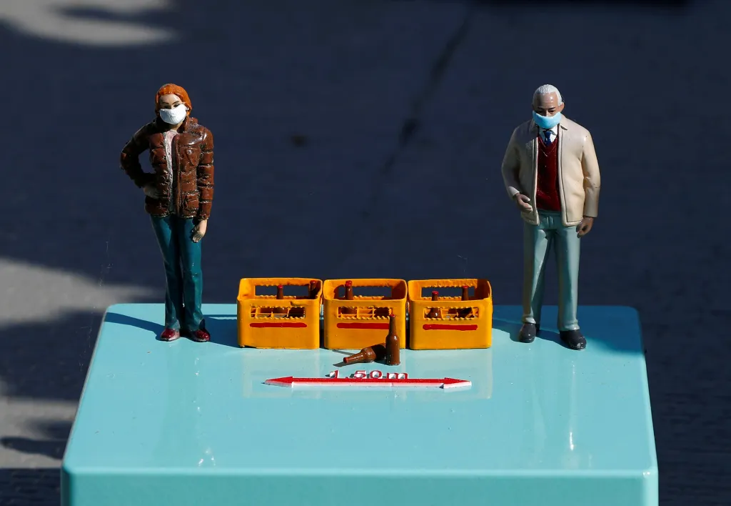 V parku miniatur v Belgii doporučují místní exponáty návštěvníkům dodržovat bezpečnou vzdálenost alespoň na tři basy s pivem od sebe