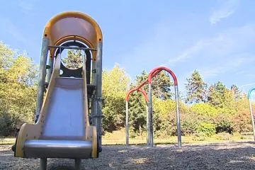 Děti může ohrozit zničená prolézačka i nepozornost rodičů