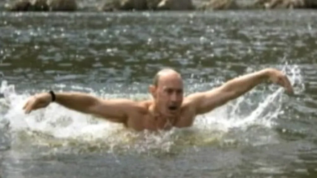Vladimir Putin si zaplaval v ruské řece