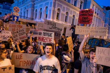 Zelenskyj otočil i díky „kartonové revoluci“. Mladí nám pozvedli morálku, říká voják