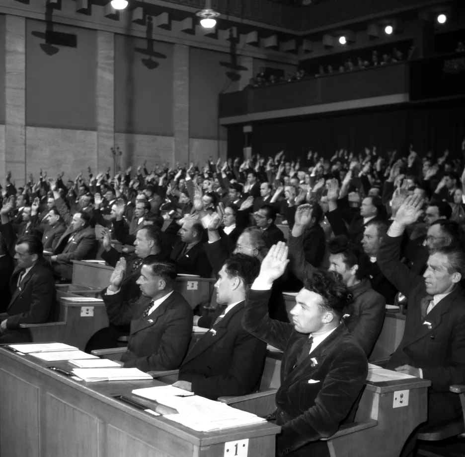 Dne 24. května 1955 se sešlo Národní shromáždění Československé republiky ke své šesté schůzi. Zasedání jednomyslně schválilo podpis Varšavské smlouvy o přátelství, spolupráci a vzájemné pomoci