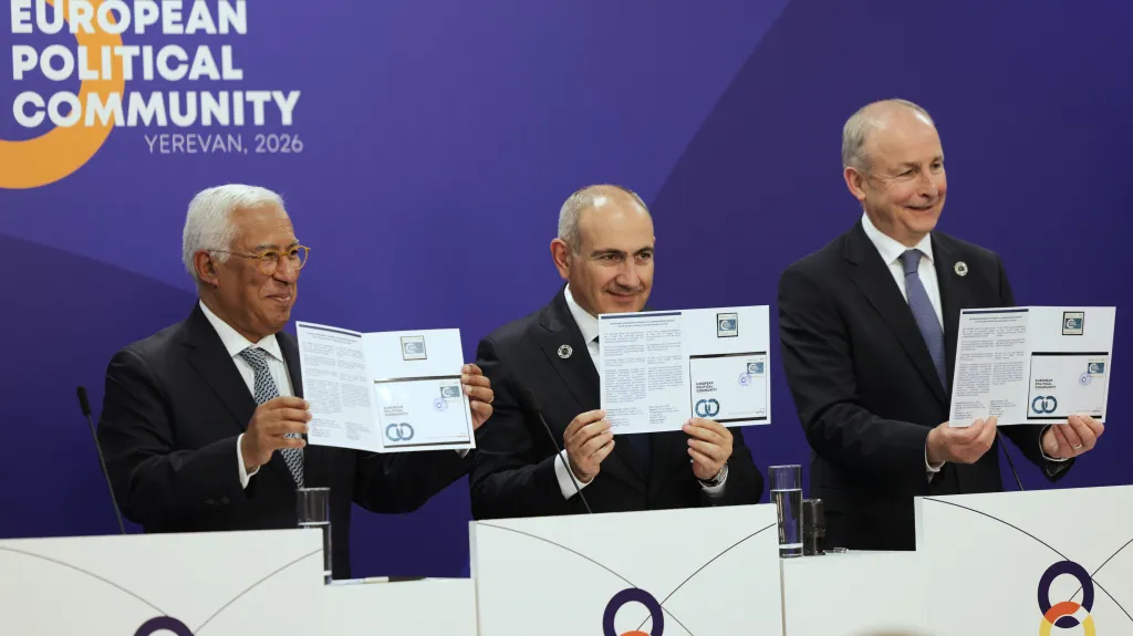 Zleva předseda Evropské rady António Costa, arménský premiér Nikol Pašinjan a irský premiér Micheál Martin drží pamětní známku na zasedání Evropského politického společenství v Jerevanu.