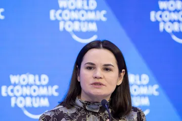 Běloruská opozice operuje proti Lukašenkovi v exilu, ten zatím pokračuje v zatýkání