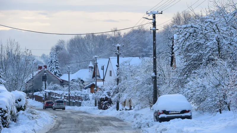 Česko zasypal čerstvý sníh. Na řadě míst komplikoval dopravu
