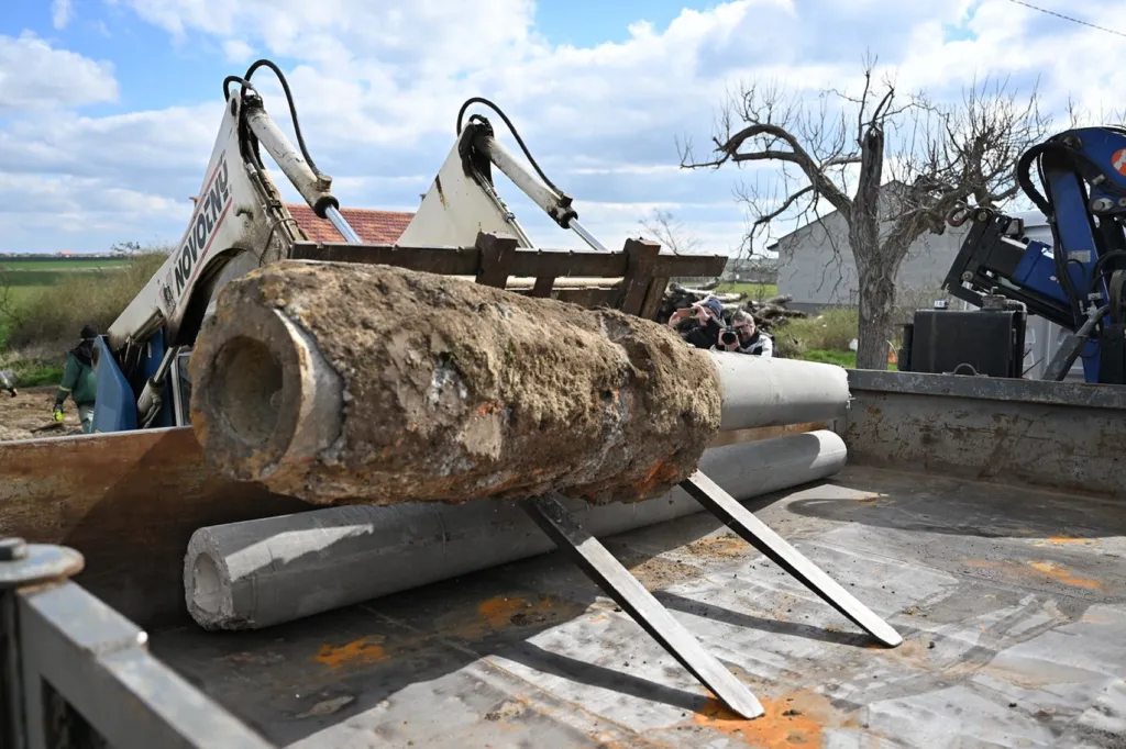 Obec Hrušky demontuje provizorní elektrické vedení