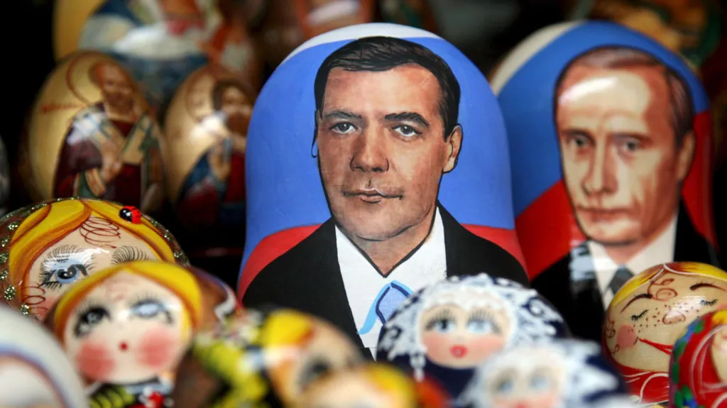 Dmitrij Medvěděv a Vladimir Putin jako matrjošky