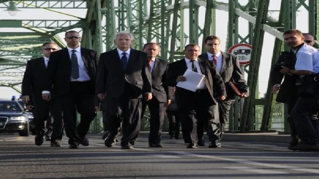 Maďarský prezident na mostě v Komárně